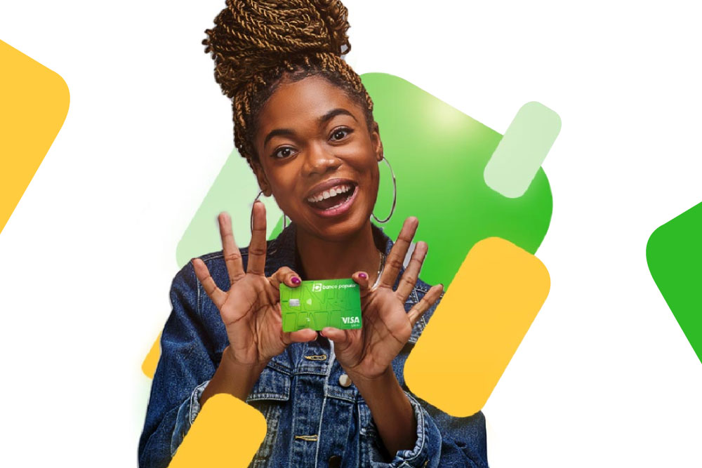 Mujer feliz sosteniendo tarjeta de crédito