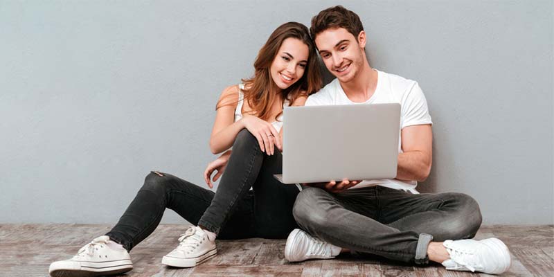 Pareja joven consultando sus productos de ahorros e inversión