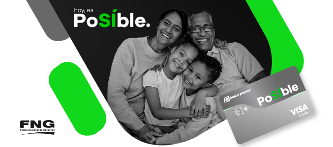 Familia abrazada sonriente