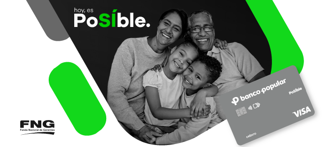 Familia abrazada sonriente