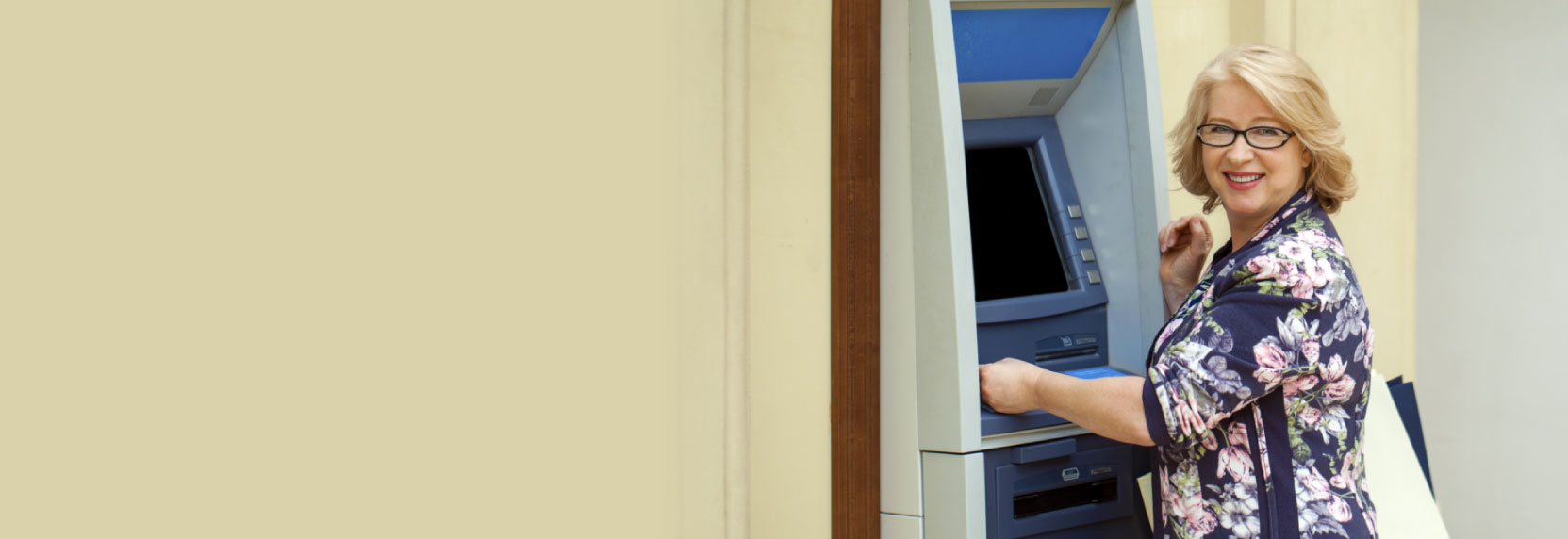 Hombre realizando una transacción en cajero ATM