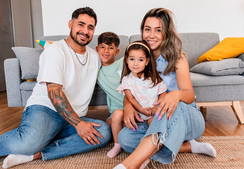 Imagen de una familia sonriendo