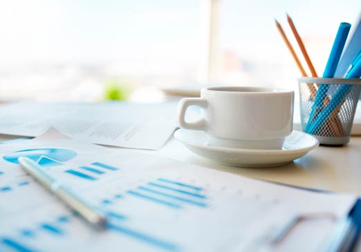 Escritorio oficina con gráficas estadísticas e implementos de trabajo