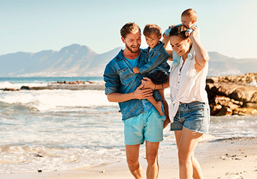 imagen de una familia en la playa