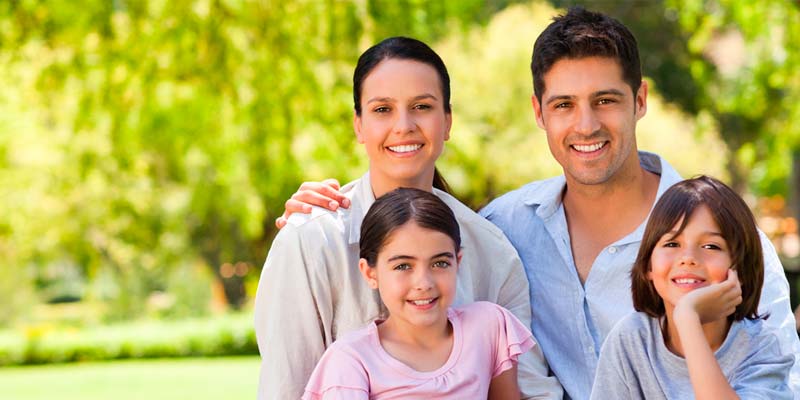 Familia feliz en el parque