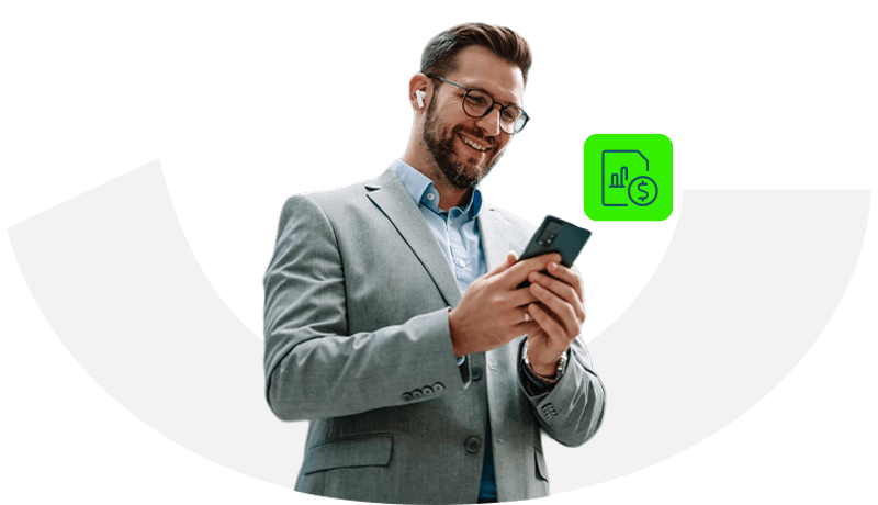 Hombre consultando certificados a travez de la banca móvil