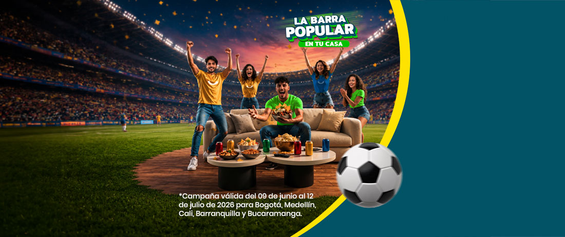 personas enm la sala alentando a la selección de futbol