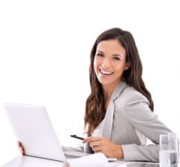 Cliente ejecutiva frente al computador con tarjeta