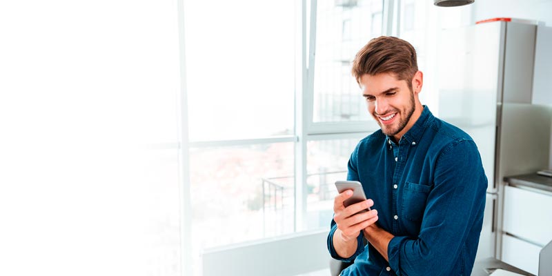 Un hombre joven usando la aplicación de Banco Popular