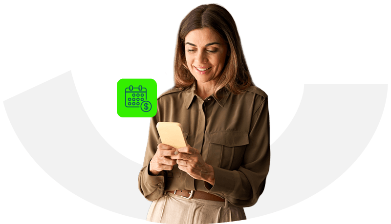 mujer programando una transferencia desde la banca movil