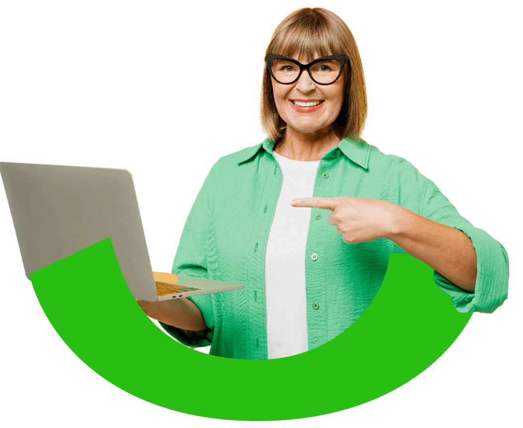 Mujer madura con laptop en la mano sonriendo