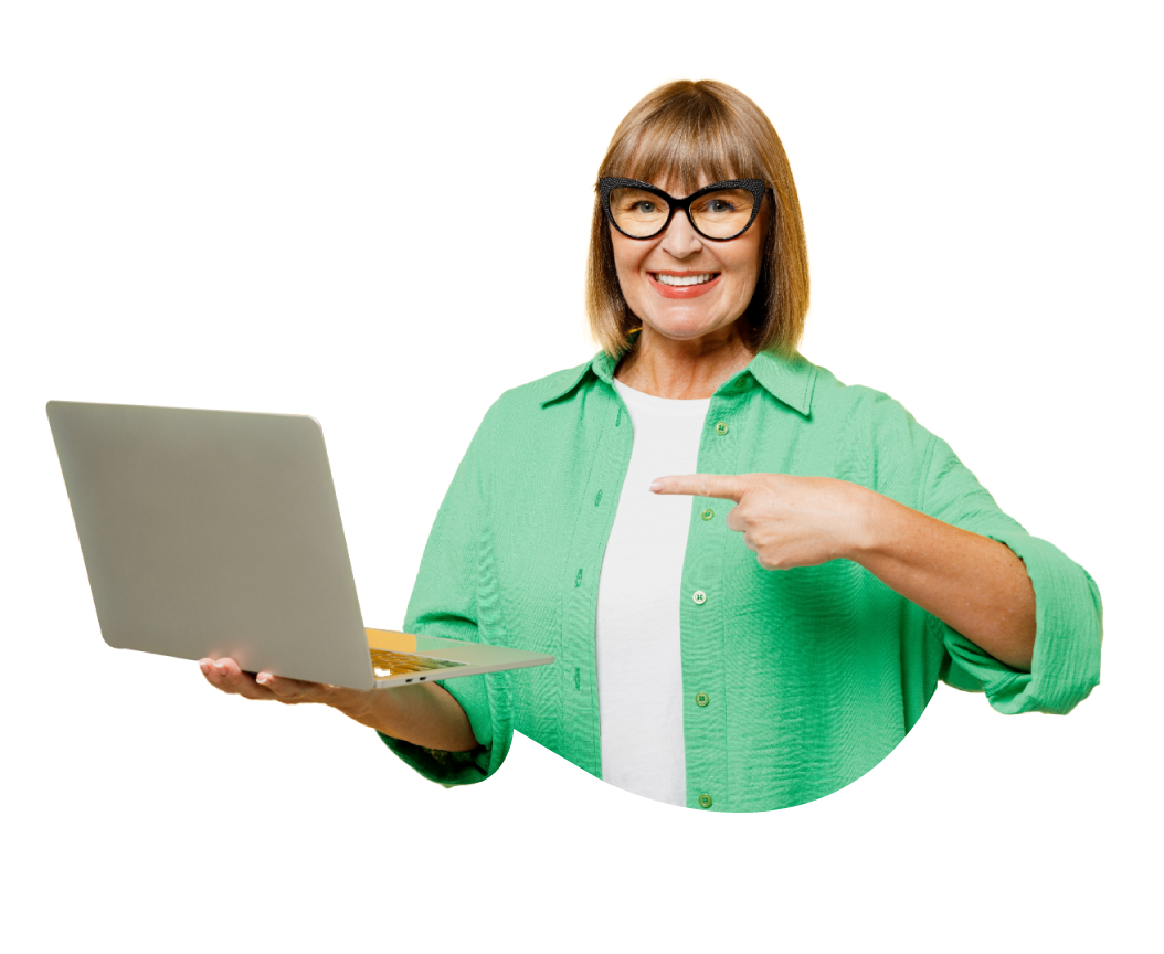Mujer madura con laptop en la mano sonriendo