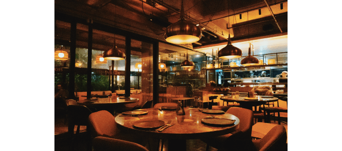 Hombre comiendo una rebanada de pizza