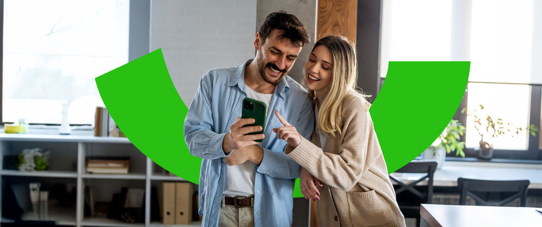 Hombre y mujer haciendo una trasnferencia rapida desde su celular