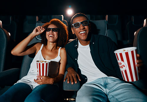 Logo de una pareja en cine