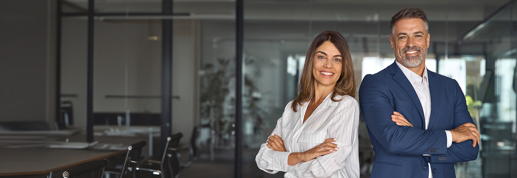 Un par de empresarios consultando los créditos de fomendo
