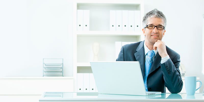 Un ejecutivo revisando el portal empresarial de Banco Popular