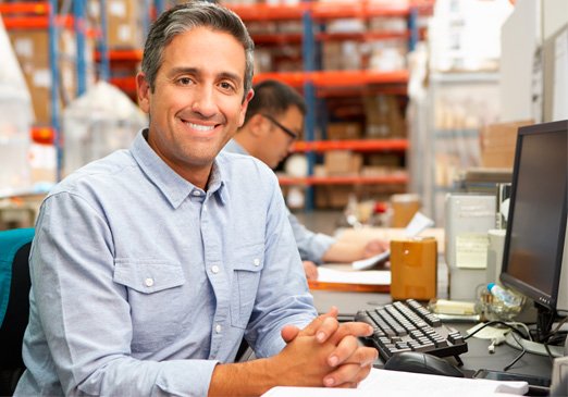 Empresario trabajando en su computador