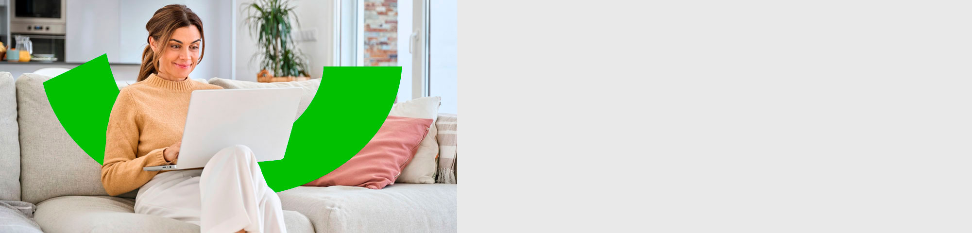 Hombre y mujer maduros revisando bienes popular en su laptop