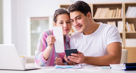 Una pareja revisando sus impuestos frente a su computador