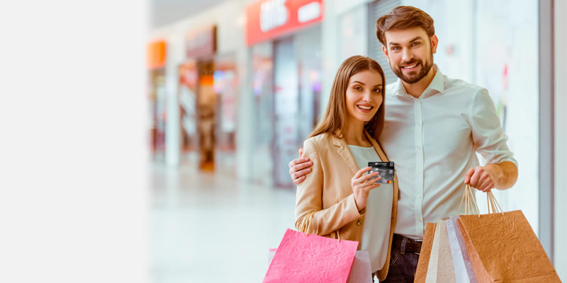 Una pareja feliz con sus compras en el Centro Comercial Diverplaza