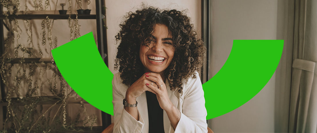Promoción adelanto de prima Banco Popular Colombia: mujer sonriente junto a condiciones para abrir Cuenta Nómina o Pensión