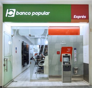 Oficina Banco Popular Exprés con cajero automatico al lado derecho acceso con puerta de vidrio a la izquierda