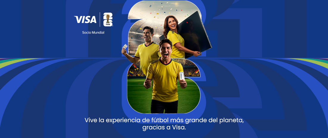 Dos hombres y una mujer con los premios, televisor y bonos