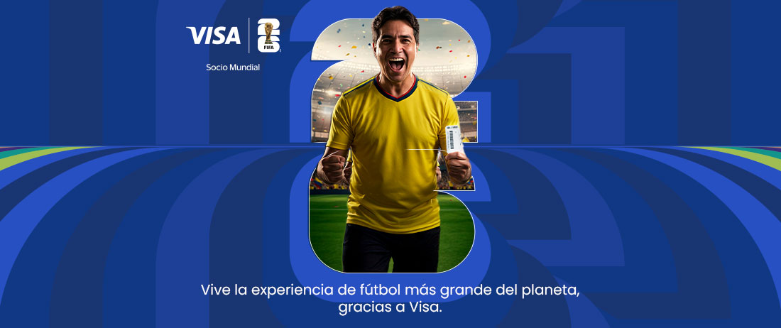 Dos hombres y una mujer con los premios, televisor y bonos