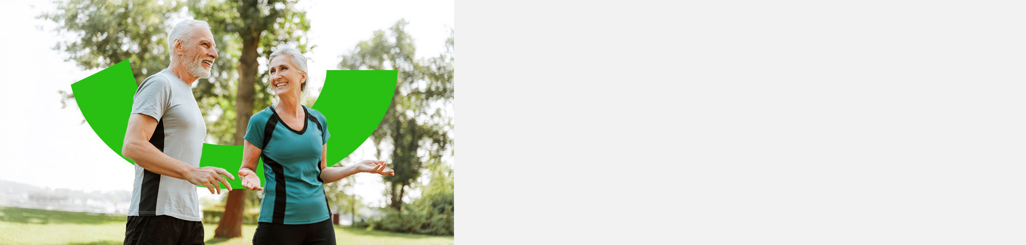 Hombre de color con barba de mediana edad de profesion Militar sonriendo