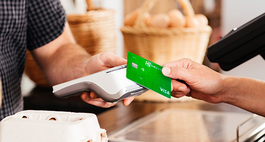 Un pareja está consultando las transacciones por canal del Banco Popular