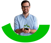 Dos manos sosteniendo una planta