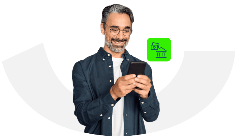 Hombre pagando sus obligaciones bancarias desde la banca móvil