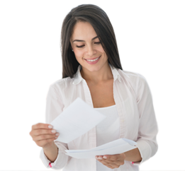 Cliente empresaria con extractos en la mano