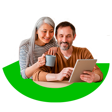 pareja de adultos felices revisando info en u tablet