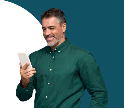 hpbr de mediana edad mirando su celular