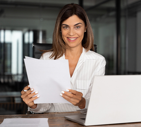 Mujer sonriente con laptop