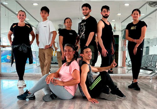 Imagen de personas sonriendo después de bailar