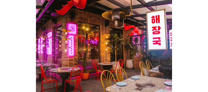 Hombre comiendo una rebanada de pizza