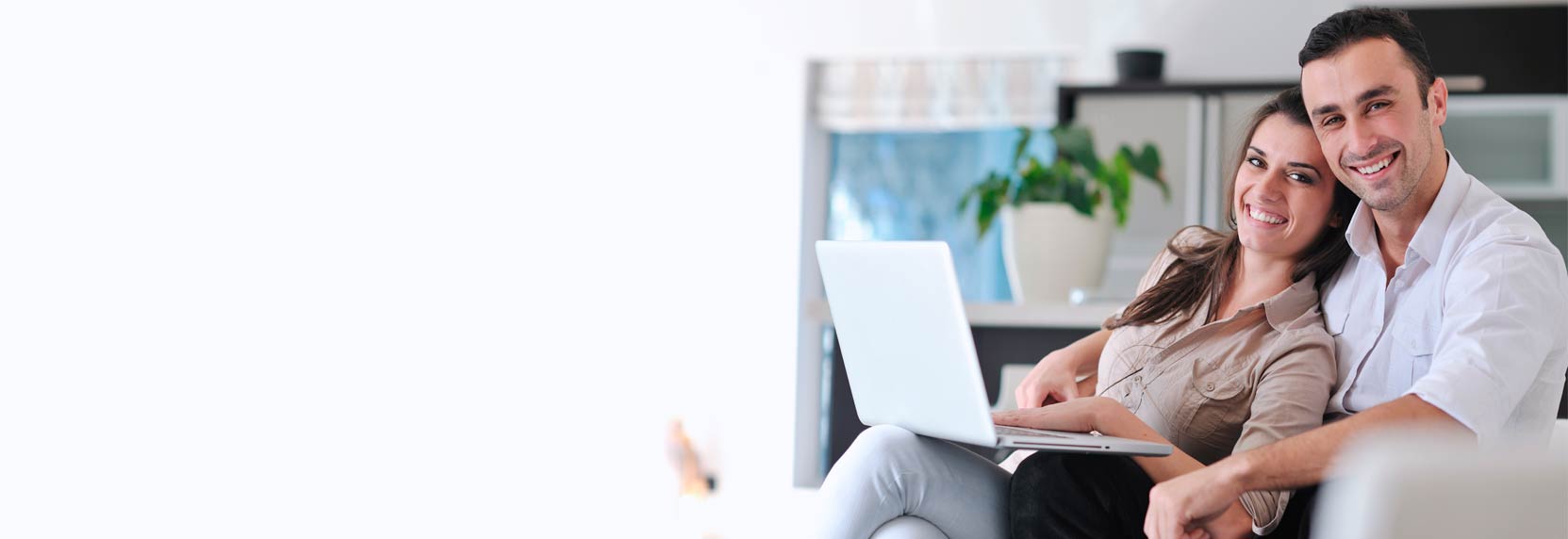 Pareja frente al computador programando sus pagos
