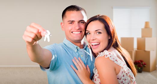 Militar con su esposa con las llaves de su nueva casa en las manos