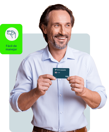 Hombre sonriente con tarjeta de credito en las manos