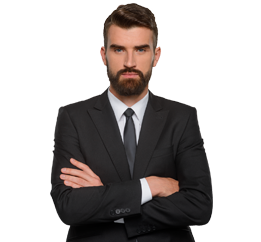 Un hombre joven de barba de traje negro y corbata con los brazos cruzados