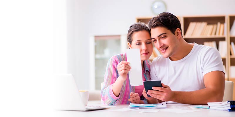 Una pareja está haciendo las cuentas para el pago de sus impuestos