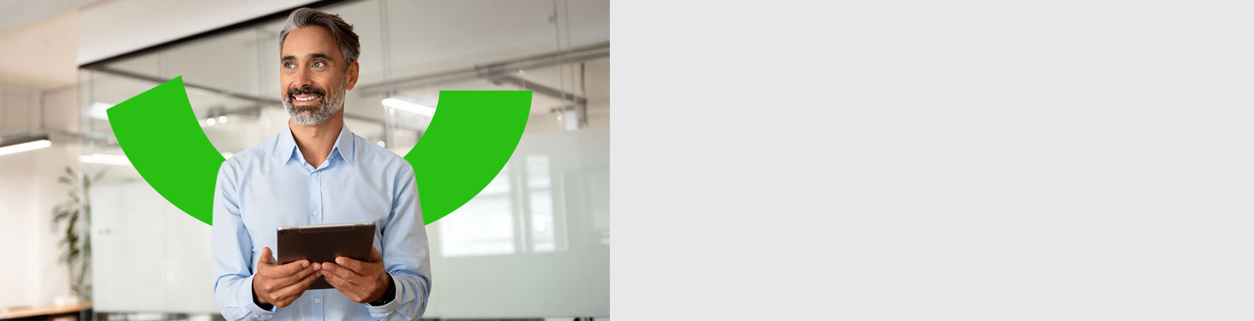 Hombre sosteniendo computador con la páginadel Banco Popular