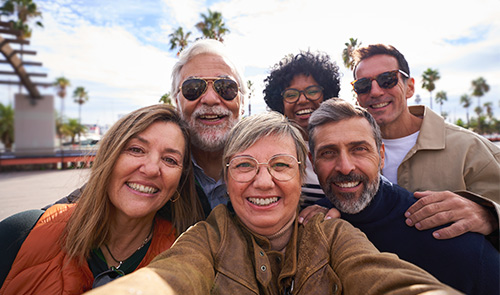 Grupo de familia sonriente posando para una fotografía