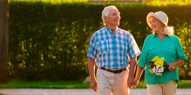 Pareja de ancianos caminando por el parque