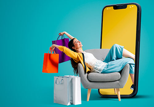imagen de un celular y una mujer sonriente después de hacer compras