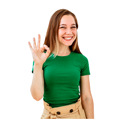 Jovencita con discapacidad sonrriendo y haciendo  señal con su mano de ok