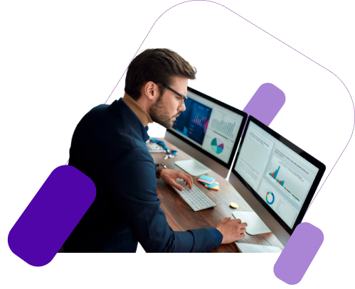 hombre con 3 monitores administrando datos